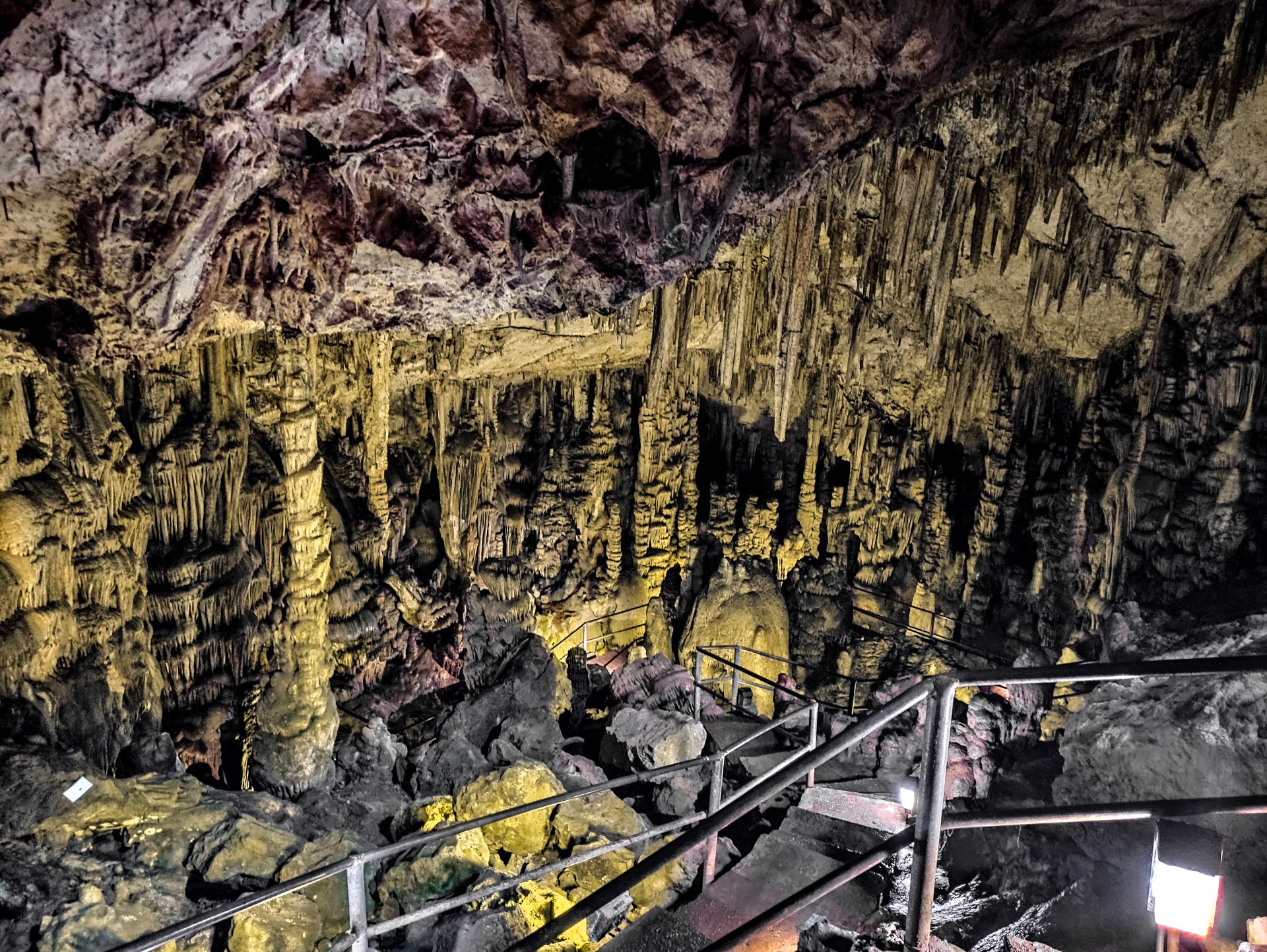 Εντυπωσιακός Σπηλαιοδιάκοσμος στο Σπήλαιο του Ψυχρού