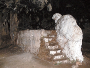 Arkoudospilios Höhle