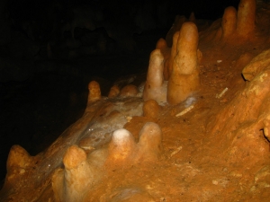 Ellinospilios Höhle